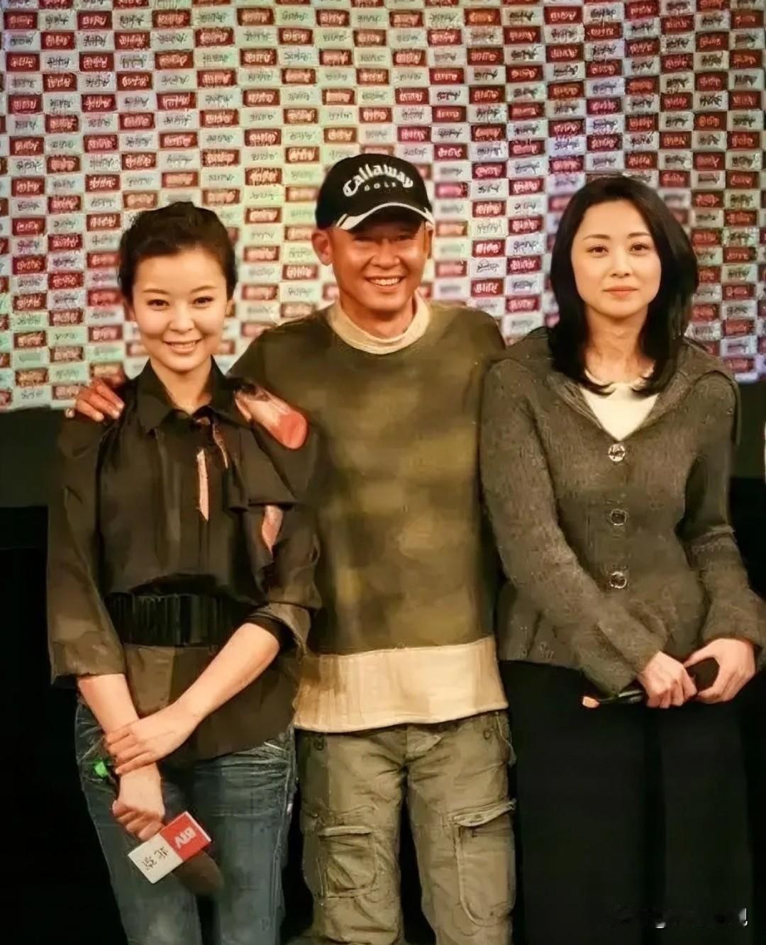 仔细一看，那时的王志文疏眉朗目，气宇轩昂，风度翩翩！左拥右抱的，真是福气满满！右