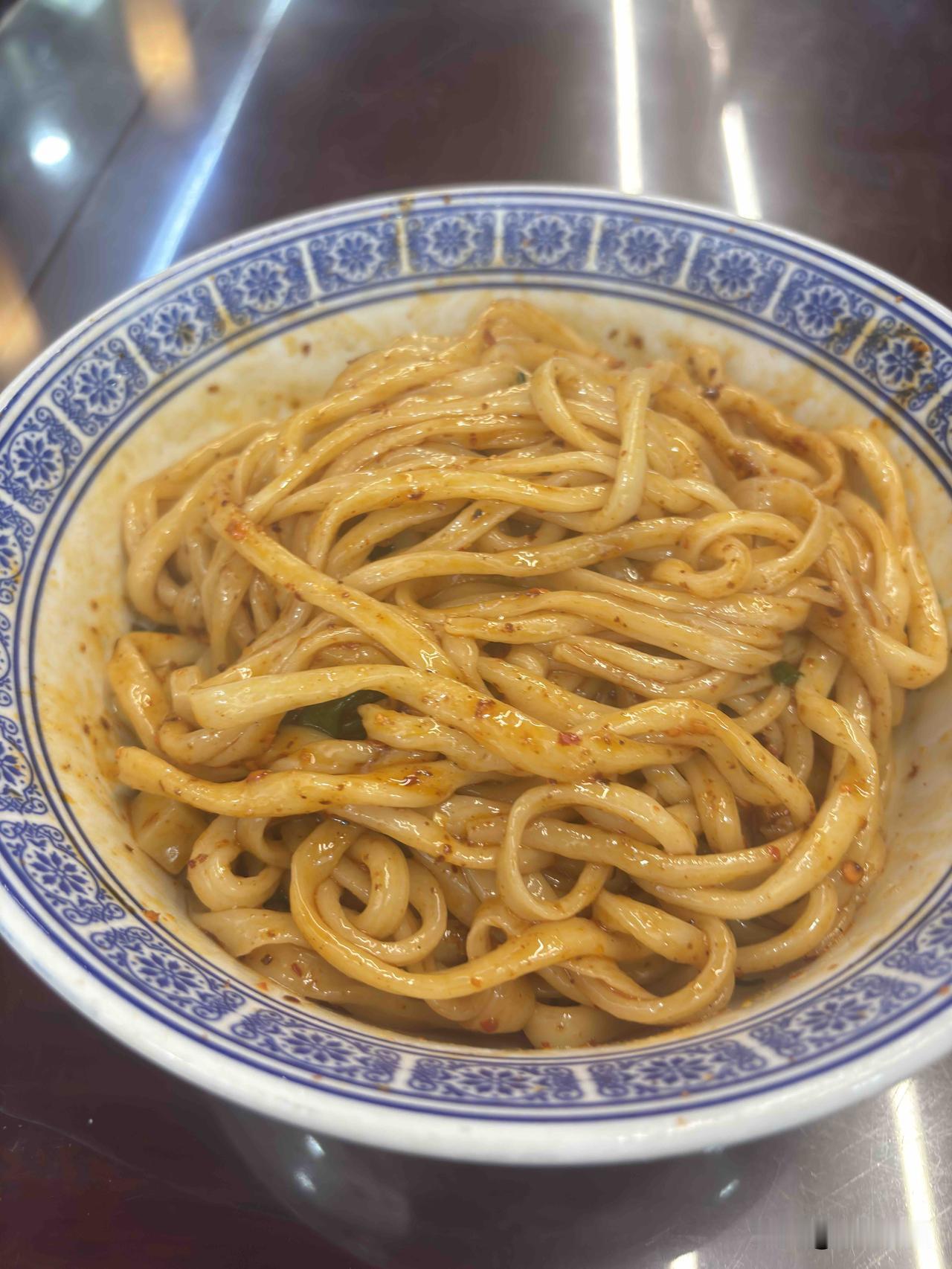 今天在西安吃的油泼拉条子，这是卖米皮店，捎带卖面的，味道还行。这个薛昌利米皮挺有
