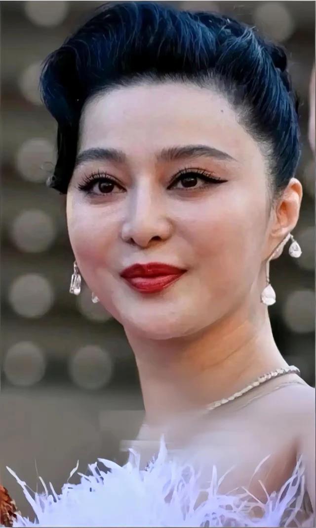 不再年轻了，不管近看远看都是中年女人。