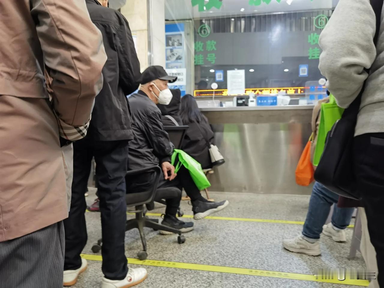 门诊共济开药记

       俗话说：有啥别有病，没啥别没钱。有钱没钱不说，谁