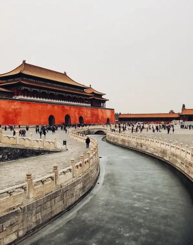 🐒故宫晚上有没有人敢独自在里面逛，先不说敢不敢的问题，其实故宫晚上根本就不对游