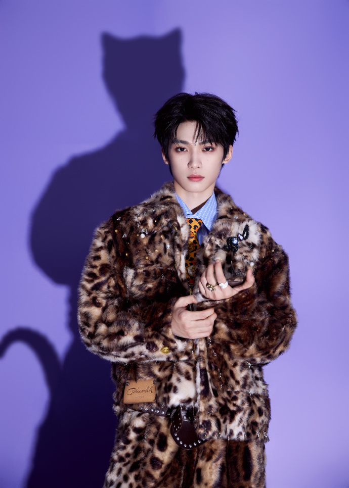 梓渝豹猫塑，梓渝性感小野猫，谁懂这个小梓渝的眉钉+豹纹look的含金量呢，期待住