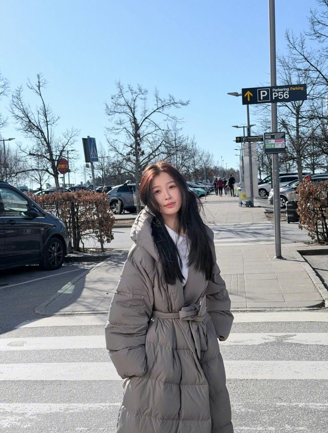 原来那边现在居然还在穿棉服 ​​​