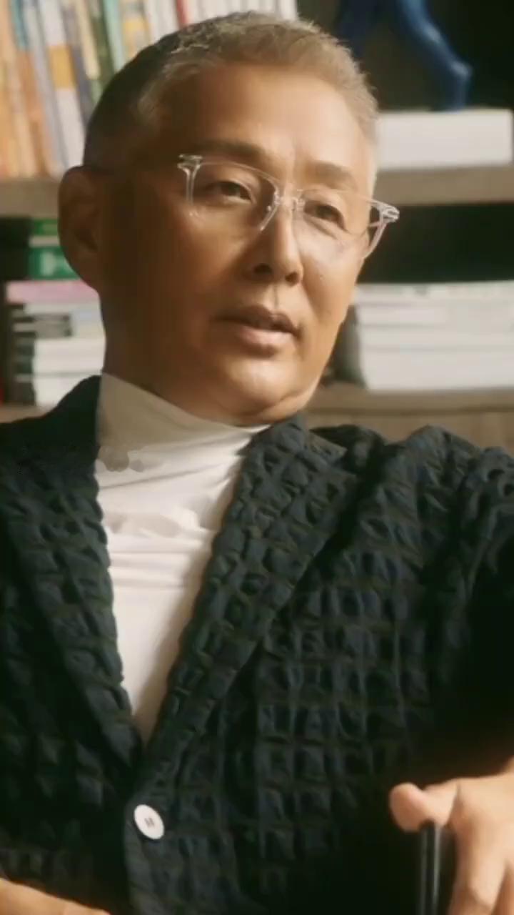 感受不到爱的时候，人是没办法撒娇的。撒娇和粘人从来都不是天生的，而是被爱滋养出来