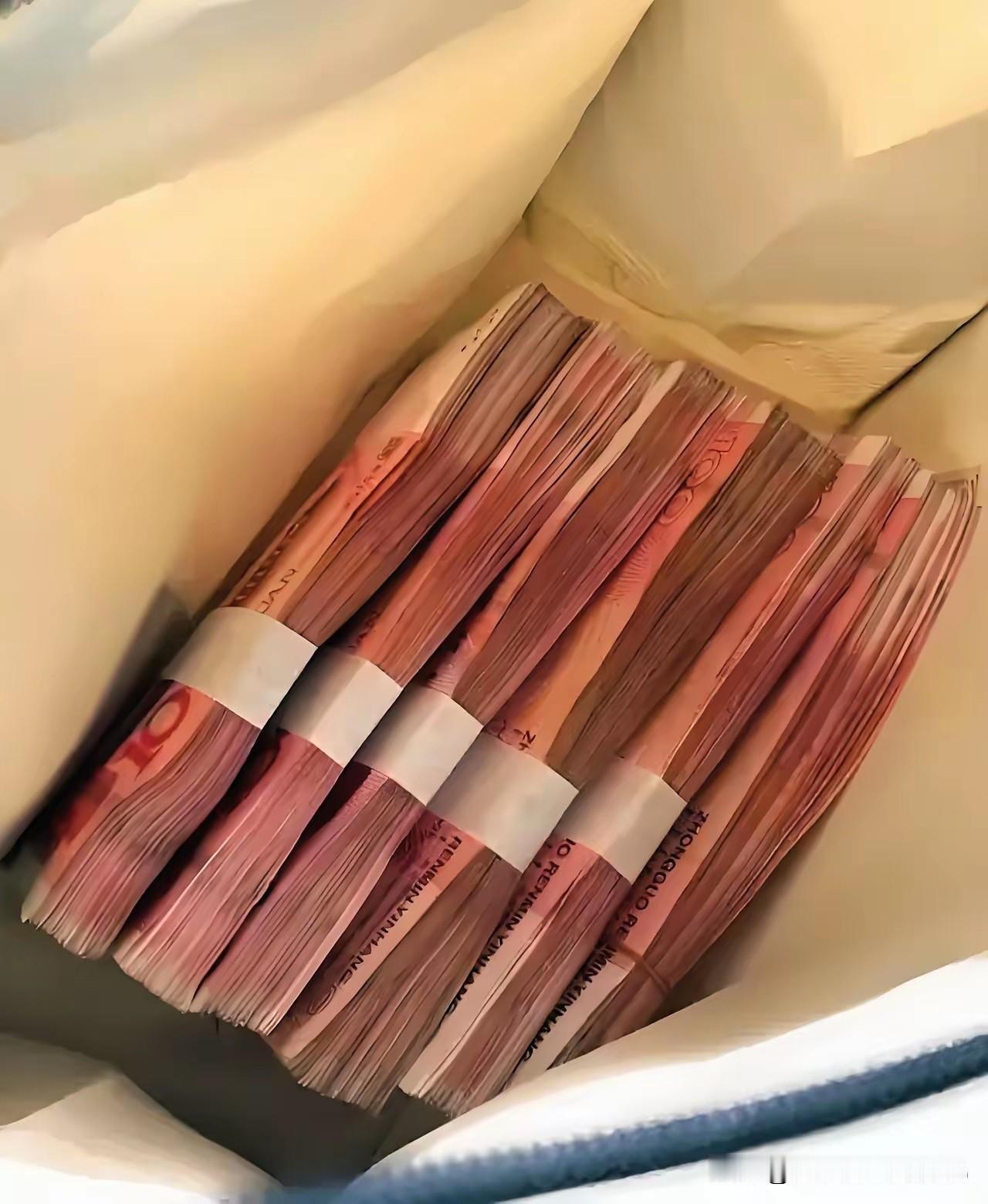 我买房的时候，跟哥哥借了5万元，今年缓过来了，就给他转了5万3000元，说那30