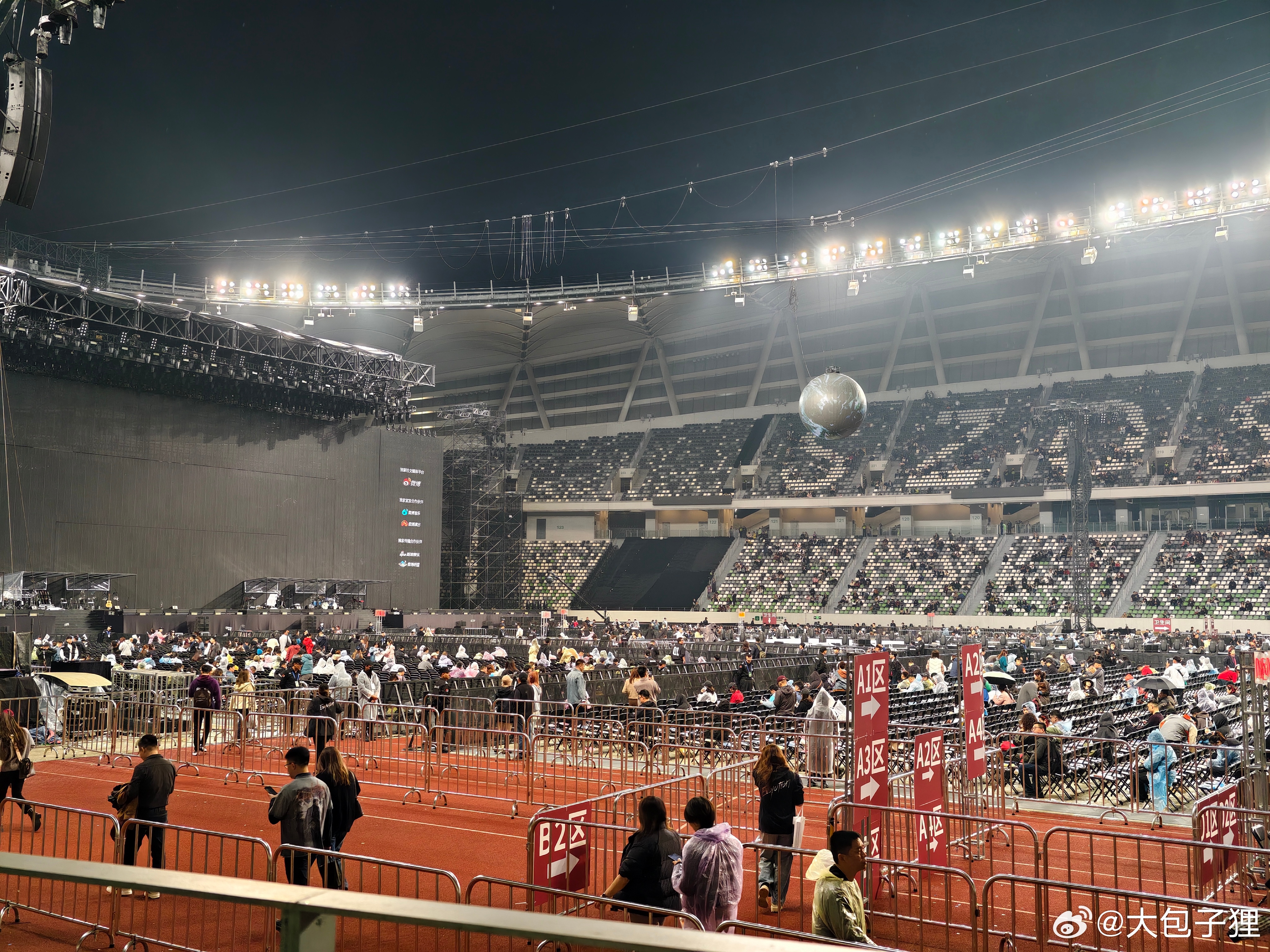 陪美包子狸来看她老公演唱会了！多少年没看过演唱会了。现在演唱会的花头可真多。其实