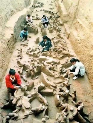 很多人以为殉葬就是把活人关进地宫，门一关，他们就只能哭喊着等死。其实，为了活下去