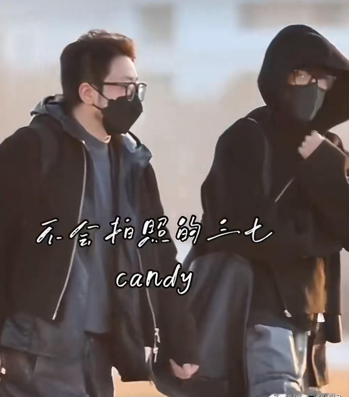 你知道吗，肖战在机场不是躲镜头，他是在“猎杀”镜头。
别的明星代拍跟一路，他不一