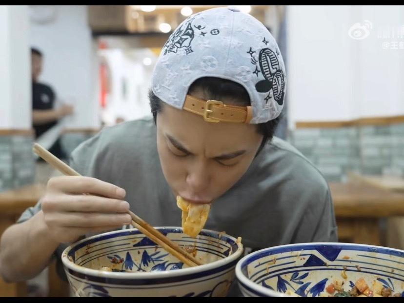 王鹤棣带火昆明米线店黑夜告白这些取景地火爆出圈了谁能拒绝一边追悬疑剧，一边被云南