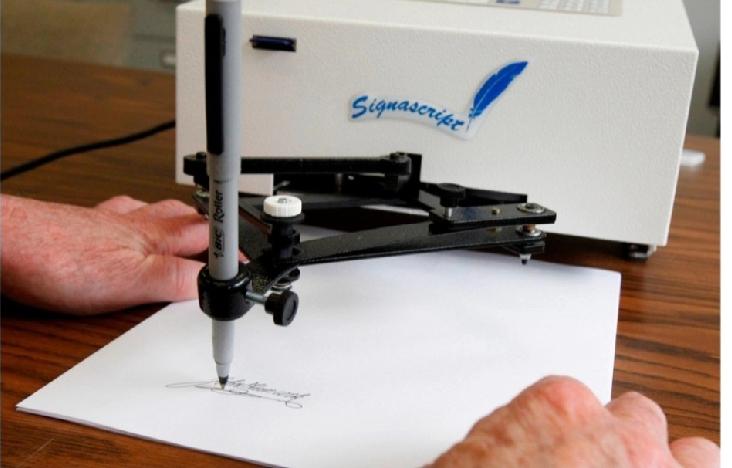 美国前总统特朗普周五再次批评现任总统拜登任内使用自动签名笔，宣布拜登任内所有用自