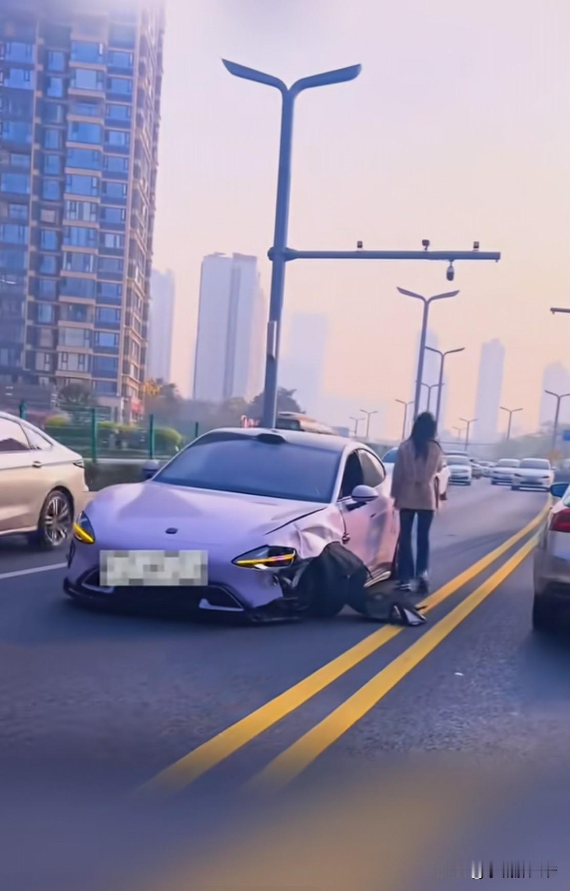 经过大佬的直播主动解释了什么是的“丢轮保车”，那么这种后方车辆保持安全距离的前提