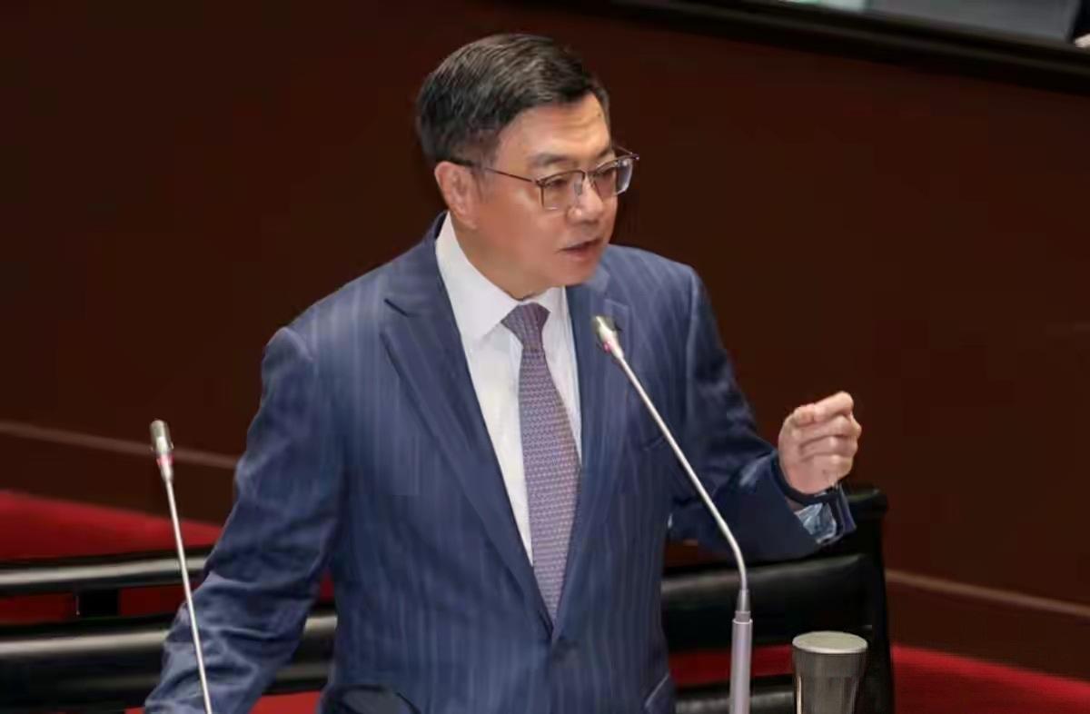 郑丽文获邀访问大陆、推动两岸对话的消息一经公布，岛内“台独”势力立刻坐不住了。3