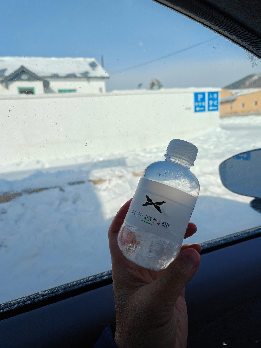 放了一晚，车上水都冻住了