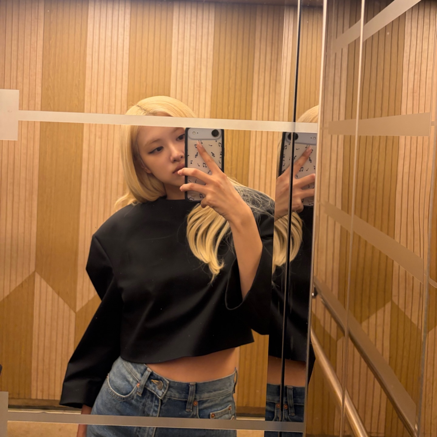 老马户发的自拍依旧是瞪大眼睛，斜视，噘嘴，扭腰 