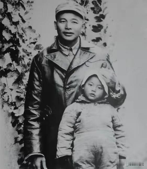 徐海东见毛主席穿的单薄，给他做了件新棉衣，几天后却收到借据。他是毛主席嘴中那个对