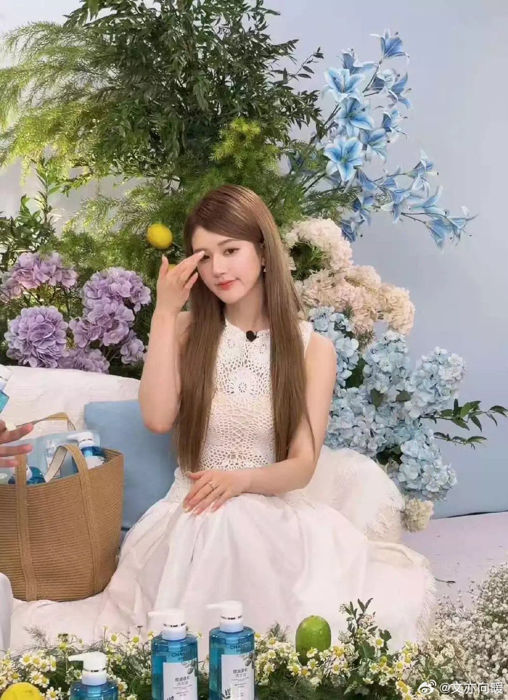 文亦娱乐赵露思穿白色蕾丝裙点缀精致耳饰 长发披肩尽显精致温婉 