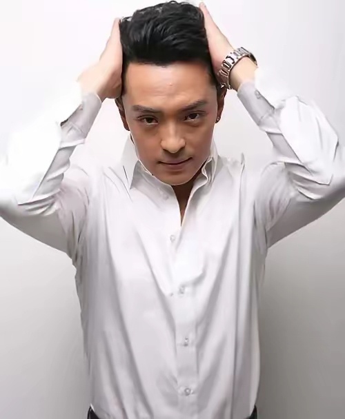 富大龙现在演戏越来越浮夸，都是被“演技”二字所累。因为被全网公认为演技最好的演员