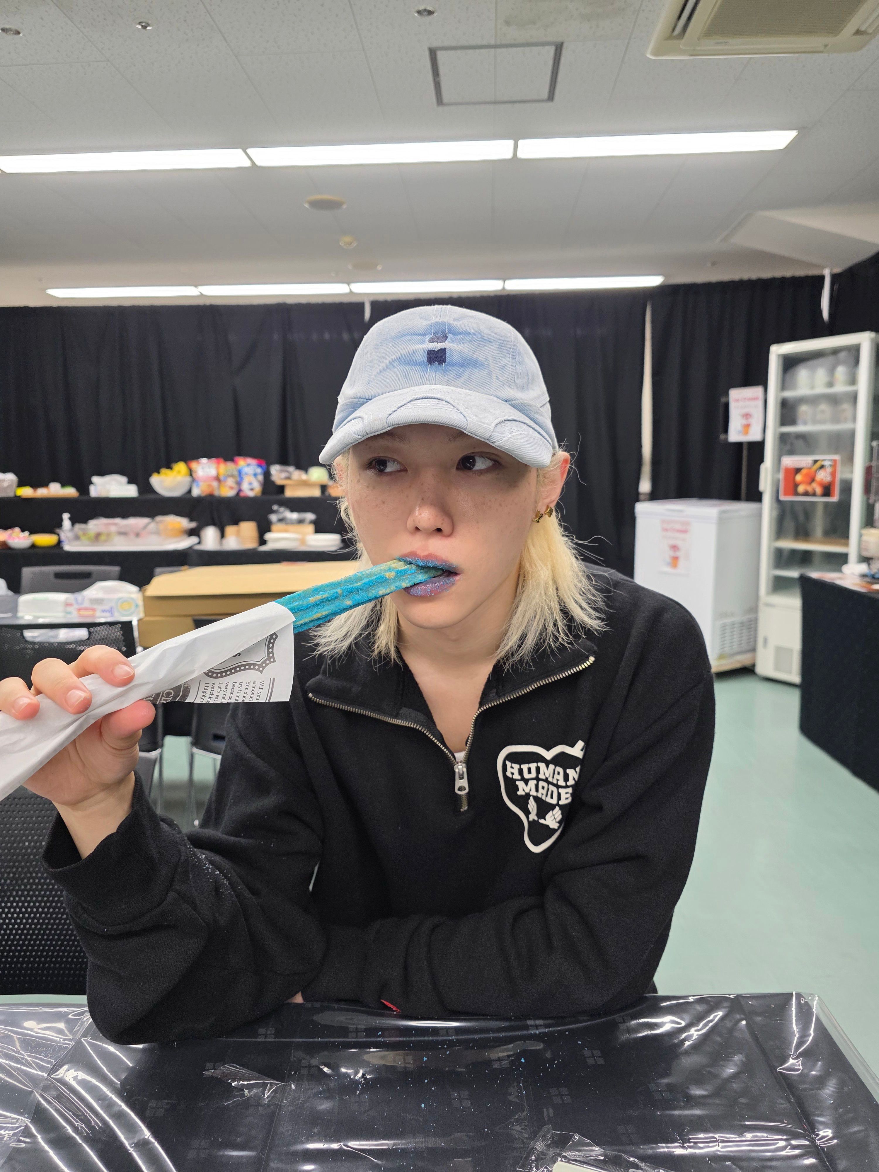 这竟然是同一个小孩再次感慨李龙馥的风格多样性不过这又是啥时候拍的呀，我嗅到了🫓