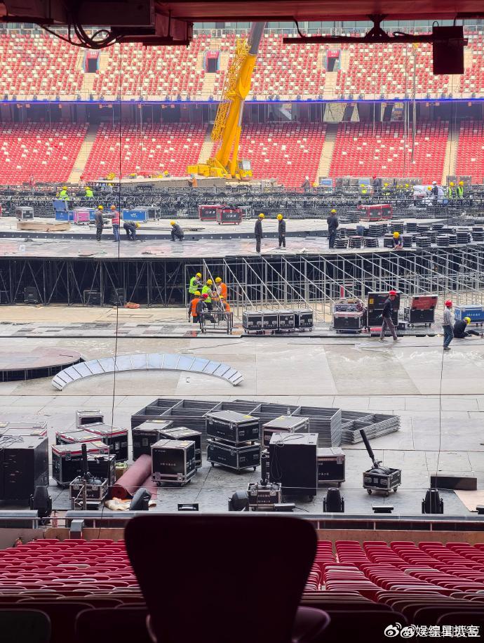 张杰在鸟巢搞上装修了 谁能想到大家传的鸟巢大装修，居然是张杰演唱会的舞台搭建！这