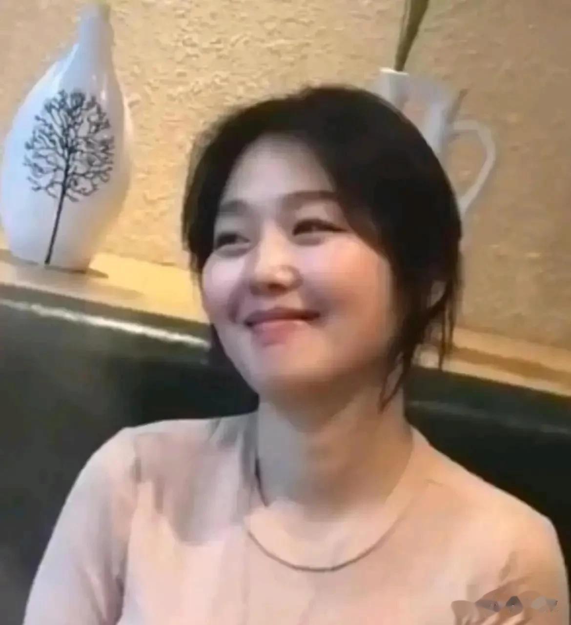 朋友给我表弟介绍的相亲对象，女孩比我表弟大三岁，大家看看这女孩的面相如何？会是个