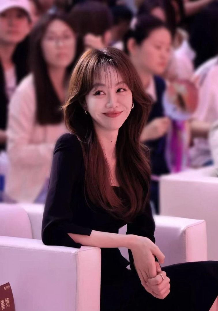 姜妍走过来这段刘梅下班了 好家伙姜妍走出来那几步，宋丹丹老师的DNA动了，这哪是