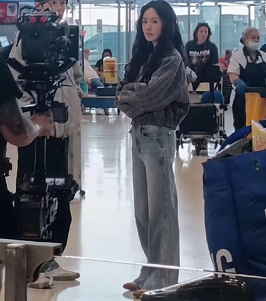 我朋友在泰国机场见着杨幂真人了。回来跟我说的第一句话就是：镜头真把人给坑了，本人