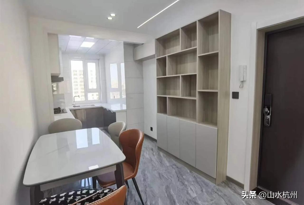 辛辛苦苦打工二十年，终于买了人生中第一套房，两室两厅花了80w，却被亲戚冷眼看待