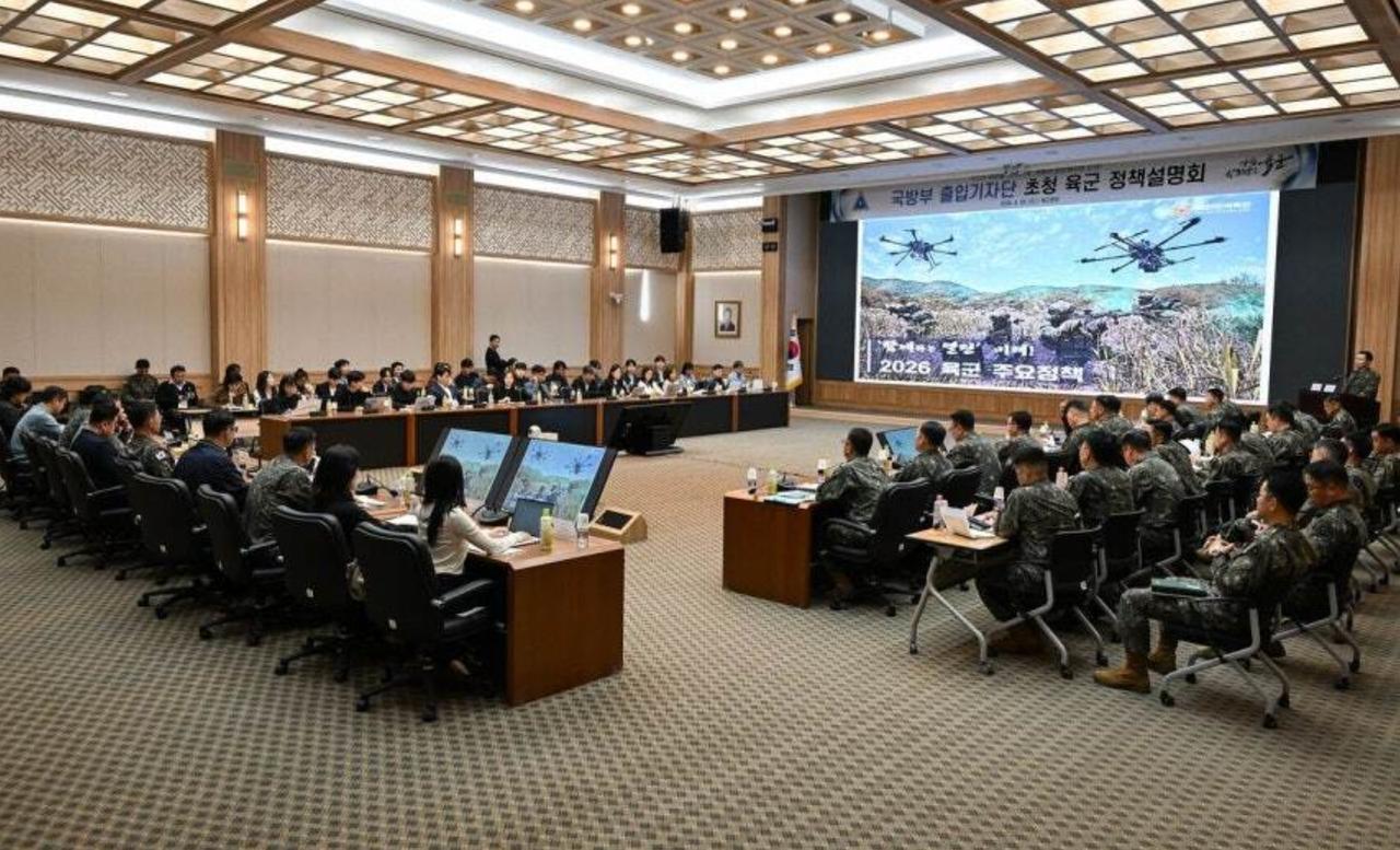 【韩国陆军2040年前将把最前线的警戒任务交给机器人、无人机。】4月30日，综合