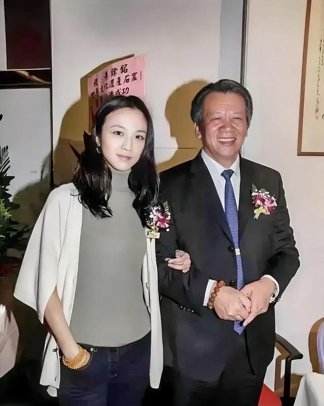 汤唯和父亲的合影。
都说儿随母，女随父，看得出汤唯和她爸有相像的地方吗？
