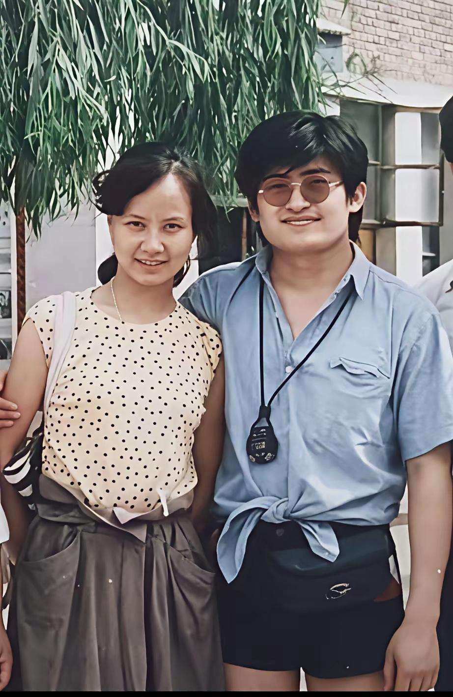 1987年，刘欢母亲对卢璐强调说，“你俩不能马上结婚，你是中专生得提高学历，而且