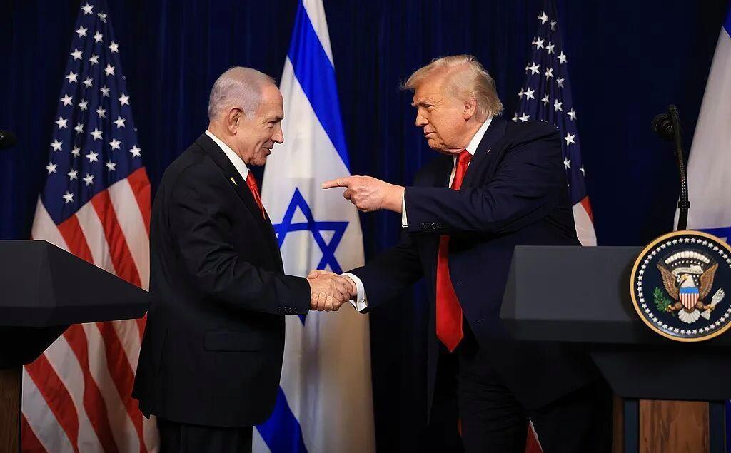 谁能想到，一向以“交易大师”自居、走路带风的特朗普，竟然在中东这个泥潭里，被昔日