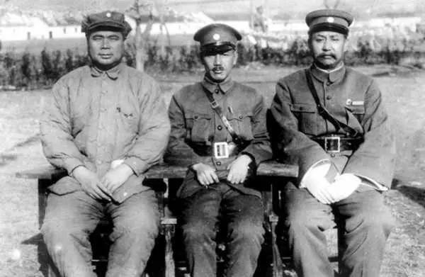 1914年，31岁的阎在岳父的做主下，迎娶14岁的小妾。新婚夜，阎锡山却对小妾说