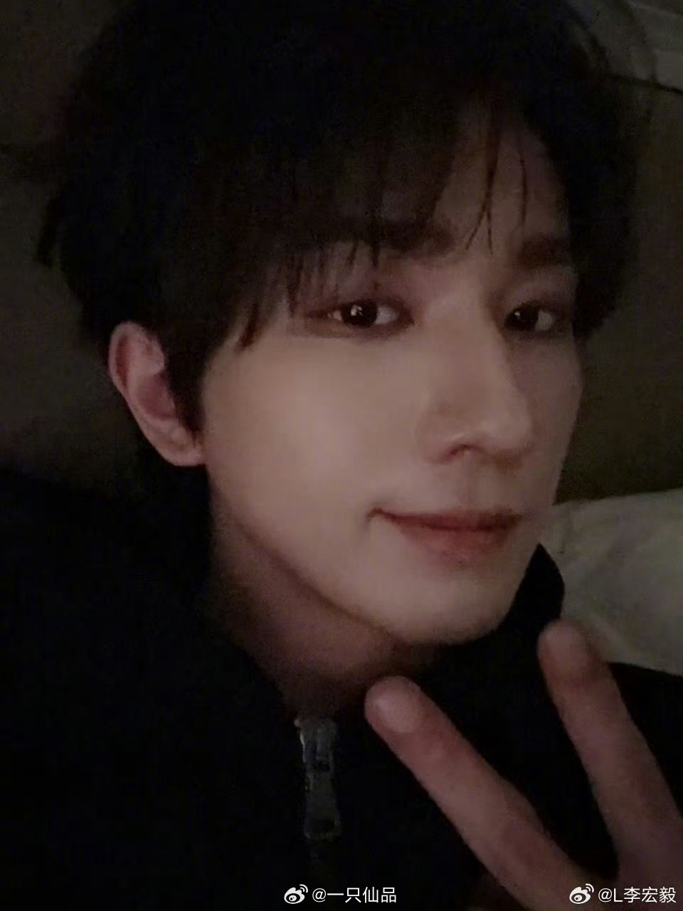 李宏毅最新营业自拍这个角度，这个距离，这个眼神