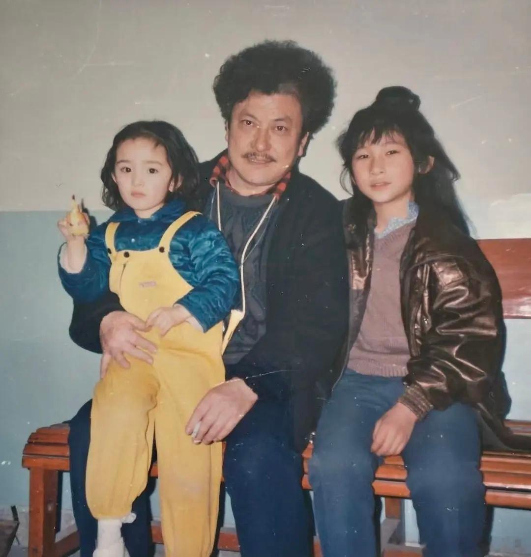 😯，杨幂小时候真是洋娃娃，好可爱[期待] ​​​