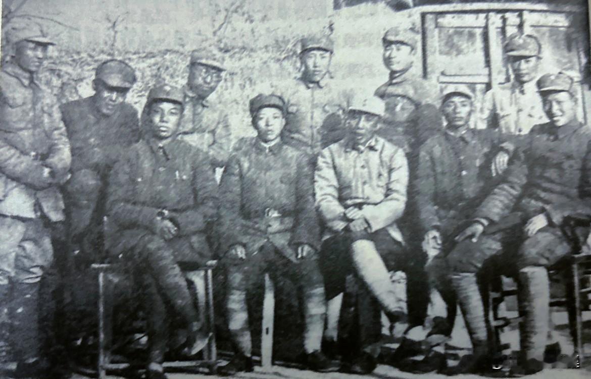 抗战时期，115师部分领导干部在鲁南合影。左起：陈光、赖可可、萧华、罗荣桓、梁必