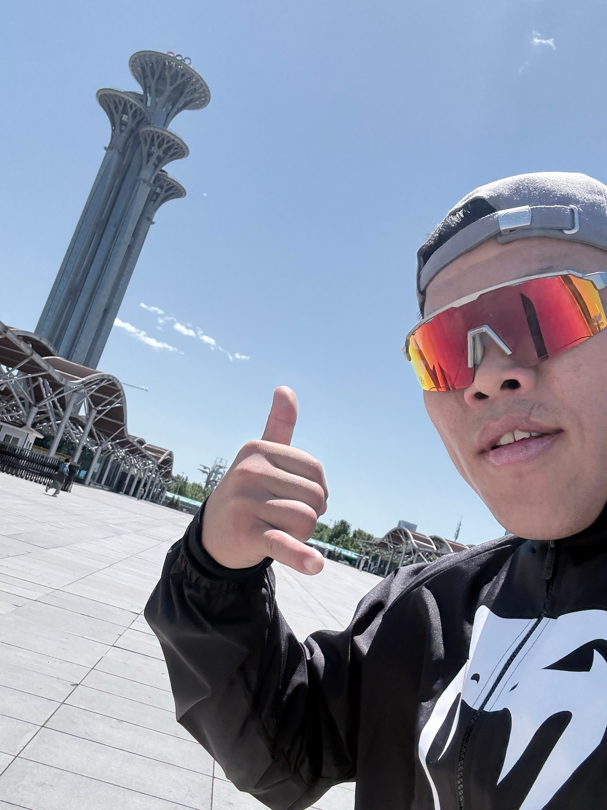 奥森打卡✅风是自由的，我也是。在奥林匹克塔下，给今天的运动点个赞👍跑步打卡 北