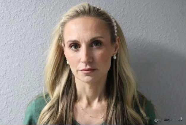 据外媒消息，美国一名女性市长因触犯法律，最终被判处90天监禁。该案件在当地引发广