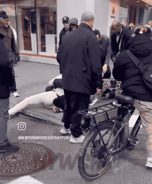 这个视频再度证明：狗就是美国人的亲爹！最新美国网友在纽约联合广场拍摄到的惊险一幕