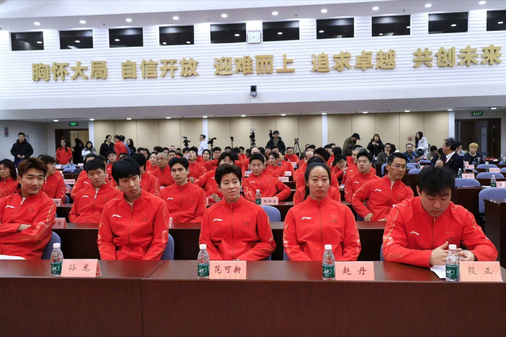 米兰冬奥中国代表团平均年龄约25岁米兰冬奥中国代表团平均年龄25岁，老带新阵容尽