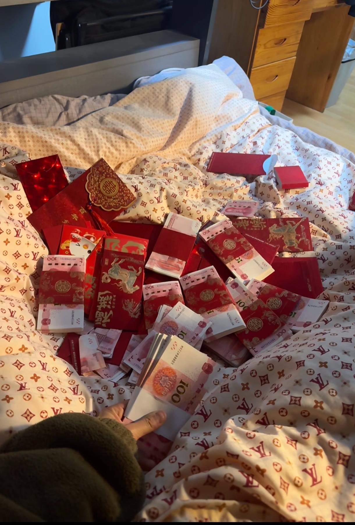 这么多红包啊？羡慕，结婚当天除了朋友，还有男方那边亲戚也会给红包。虽然各地情况不