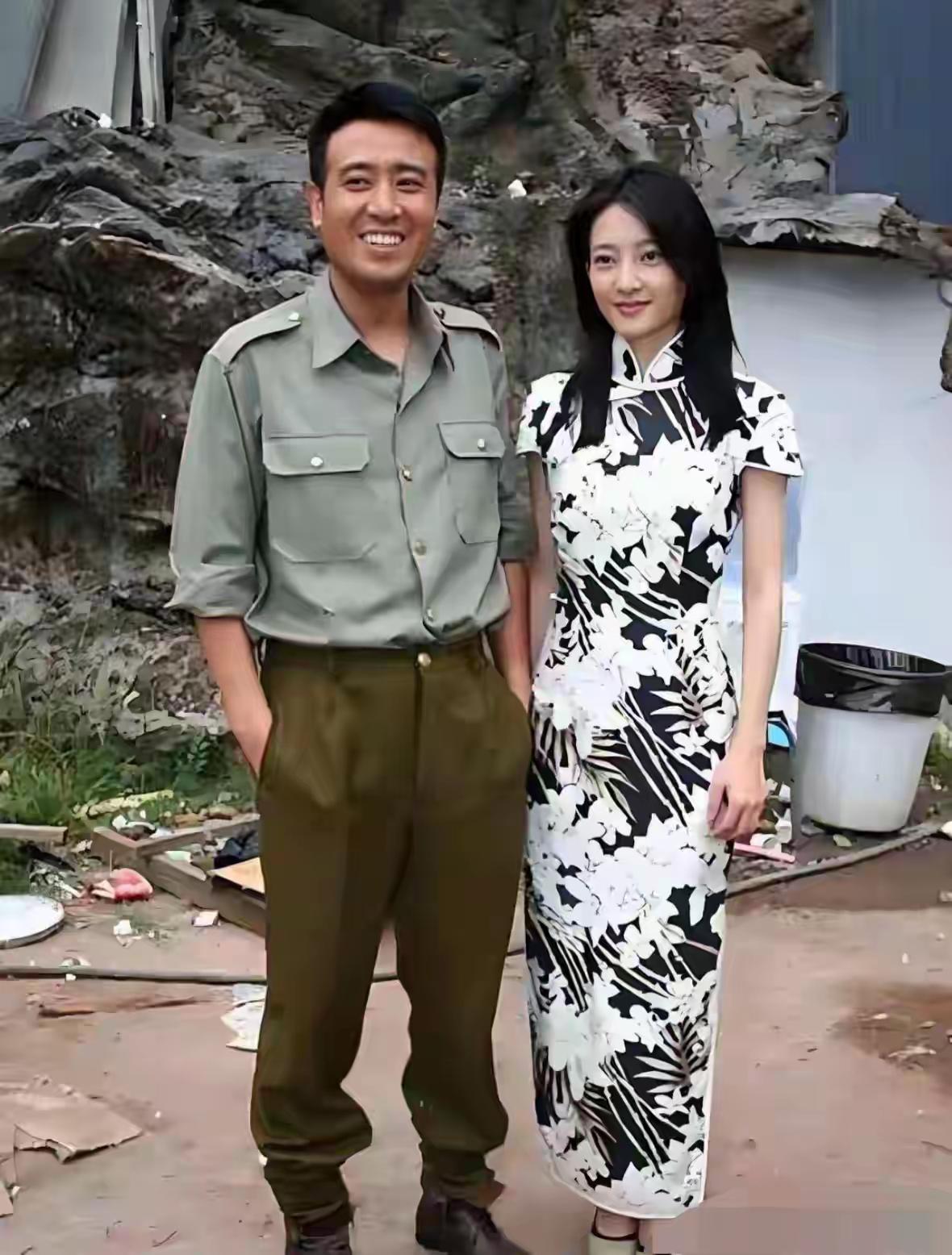 于和伟与王丽坤同框照
实在是太美了，他们两个人站在那里就像是一副画似的，显得格外