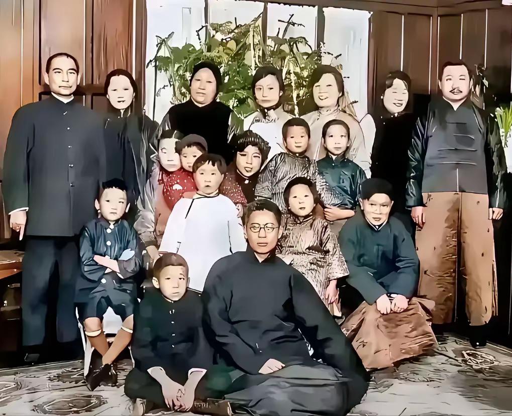 这是孙中山和妻子宋庆龄，以及宋家人的合影，都看看吧，这可不是演员扮演的。

孙中