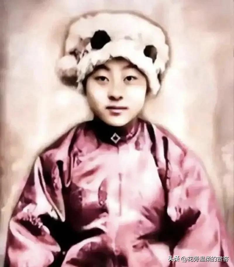 1943年，美女土匪吕芪见很多男人垂涎自己的美貌，竟放话：“想与我睡觉并不难，我