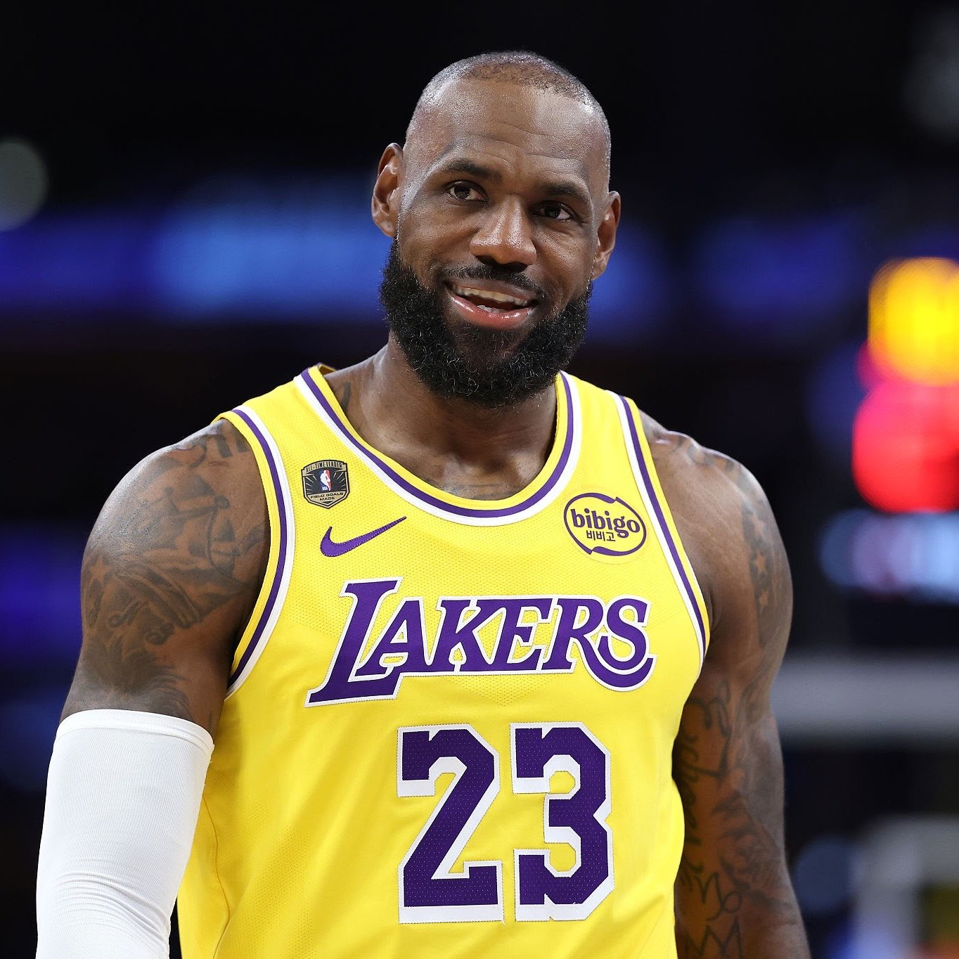 香波特：“如果湖人想要闯过首轮，詹姆斯必须打出像约基奇那样的表现，差不多需要场均