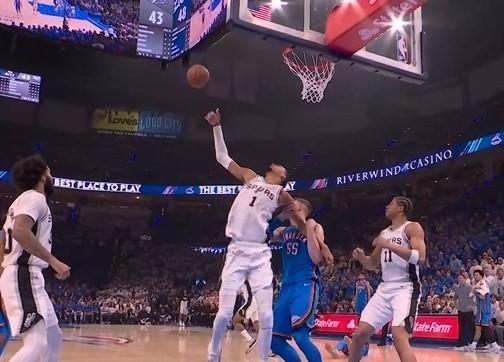 NBA总裁亚当肖华将付出惨痛代价！按照裁判在西决G2雷霆122：113战胜马刺的