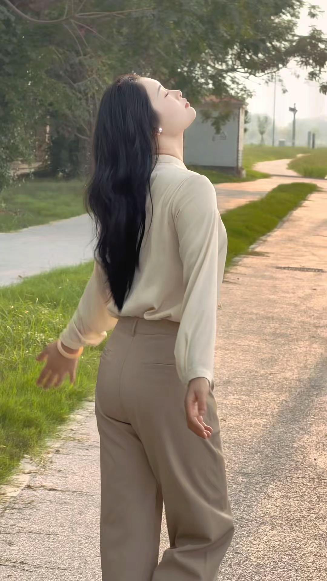 往回看是一件极其没有意义 且浪费时间的事情 昨天之前发生的事情 再好再坏 都和我