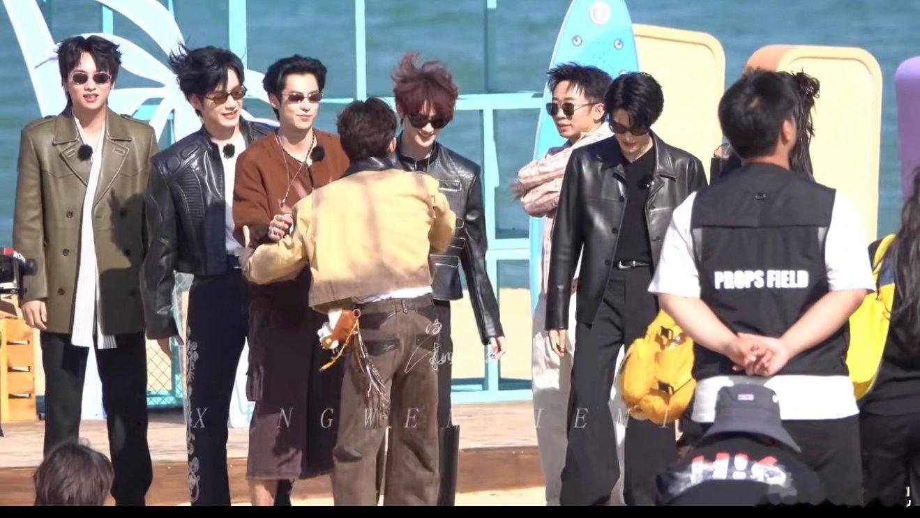 放开这个王鹤棣让我抱抱你好星期六 王鹤棣今天的人气值爆表！好六全员冲上去抱他，杨