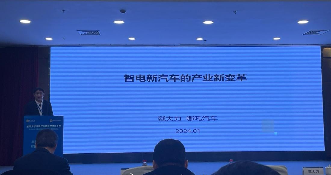 插混为什么成了增速最高的新能源车型？
几天前我参加了一个新能源与智能网联汽车创新