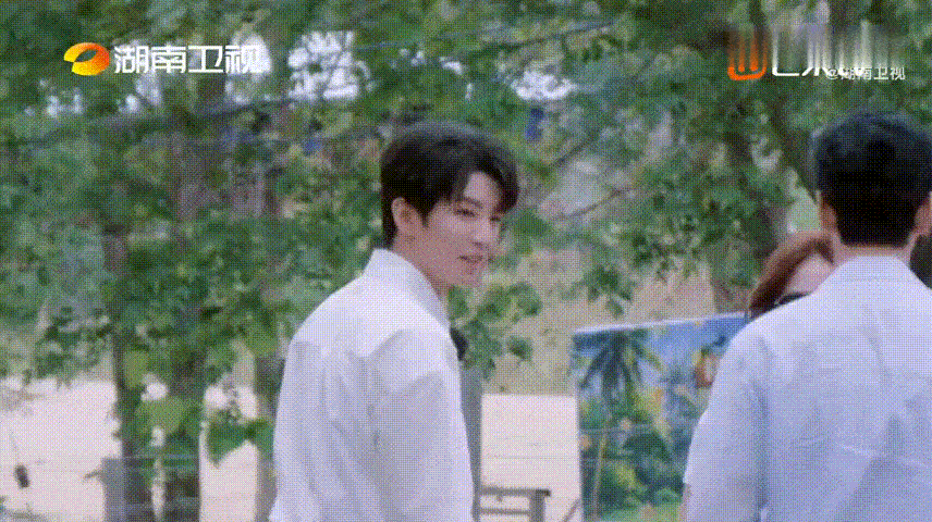 黄晓明全互联网最不吃压力之人黄晓明自己的表情包自己玩 别的明星看到玩自己梗的表情