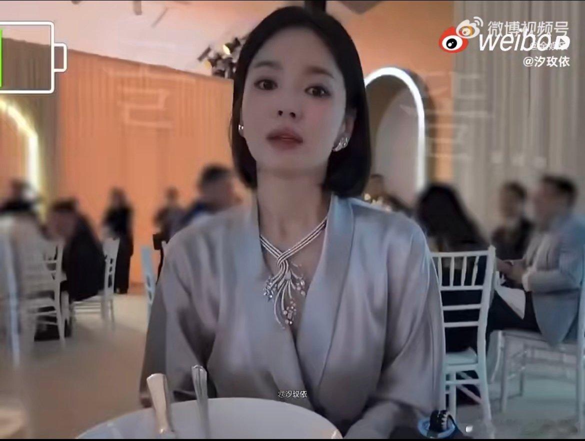 车银优为宋慧乔新电影应援  车银优这波应援，和宋慧乔同框，简直绝绝子！ 